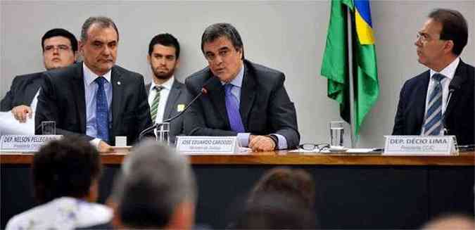 Em audincia na Cmara, Cardozo (D) admitiu que o Brasil tem fragilidades e que precisa 