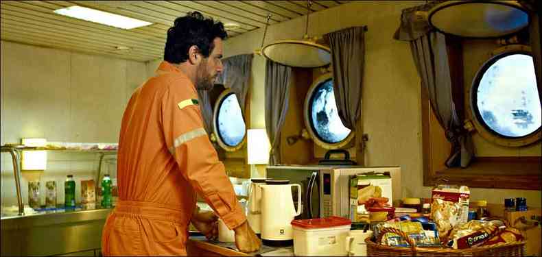 Rodrigo Lombardi interpreta um empregado de petroleira que sobe na carreira enquanto sua vida familiar e seu bem-estar pessoal afundam em O olho e a faca, que estreia hoje (foto: Califrnia Filmes / Divulgao)