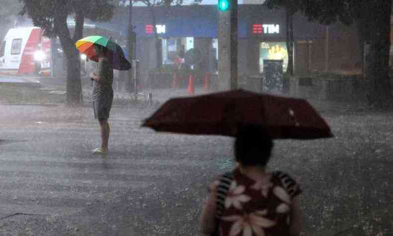 H possibilidade de pancadas de chuva isoladas (at 20 mm) com trovoadas e rajadas de vento ocasionais em torno de 45 km/h at 23h de tera-feira (5).(foto: Tulio Santos/EM/D.A Press)