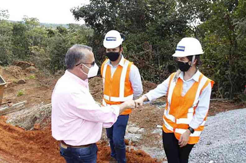 O ministro esteve em Divinpolis visitando as obras de saneamento que estavam paradas h 12 anos.(foto: Ministrio do Desenvolvimento Regional/Divulgao)