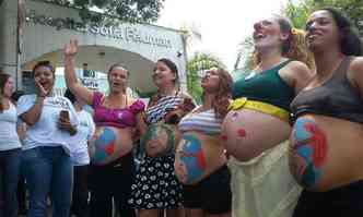 Gestantes e pais de crianas que nasceram na maternidade do hospital participam da manifestao(foto: Jair Amaral/EM/DA Press)