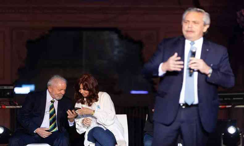 Trs pessoas, Alberto Fernndez e Cristina Kirchner e Lula.