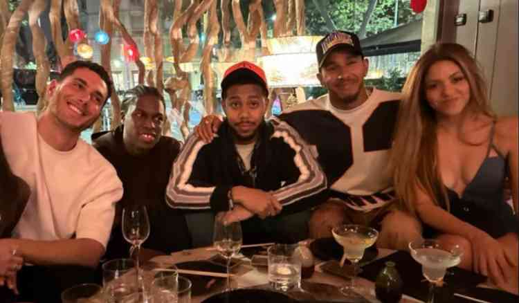 Jantar com Lewis Hamilton e Shakira, acompanhados do modelo Fai Khadra e dos cantores Daniel Caesar e Mustafa the Poet