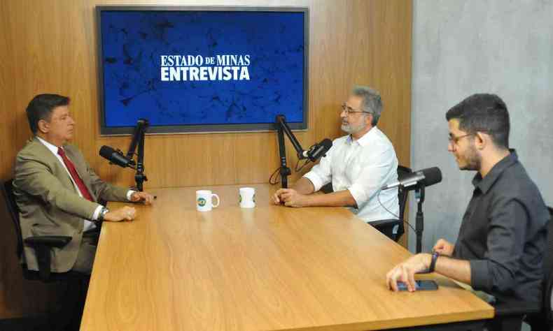 Carlos Viana, senador pelo PL, no estdio do podcast EM Entrevista