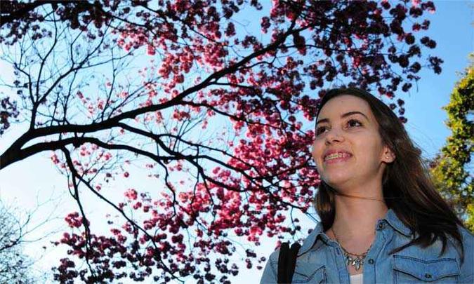 Gabriela Fidelis tem na árvore de flores cor-de-rosa sua variedade favorita(foto: Gladyston Rodrigues/EM/D.A Press) Gabriela Fidelis tem na árvore de flores cor-de-rosa sua variedade favorita(foto: Gladyston Rodrigues/EM/D.A Press)