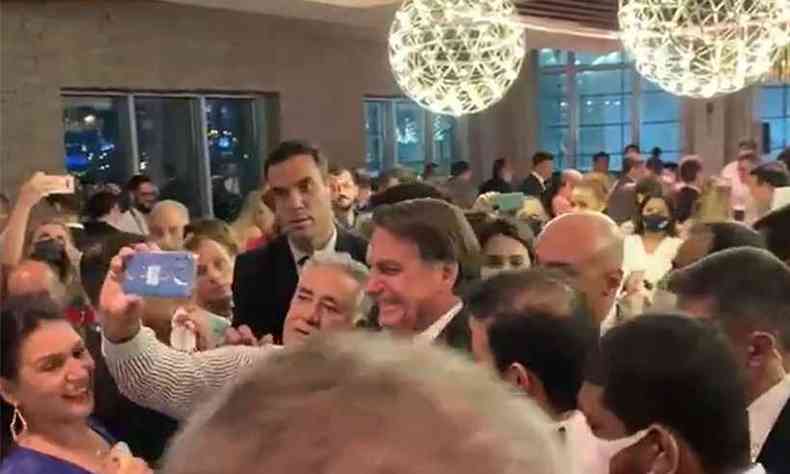 Empresrios se aglomeram para tirar uma selfie com Bolsonaro 