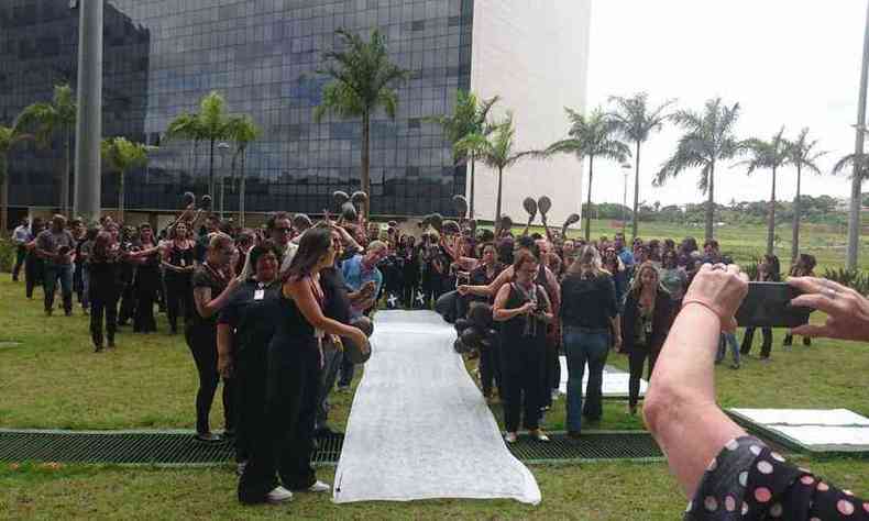 Os servidores fizeram uma cruz e vestiram preto para mostrar a insatisfao(foto: Nathalia Figueira Mendes/Divulgao)
