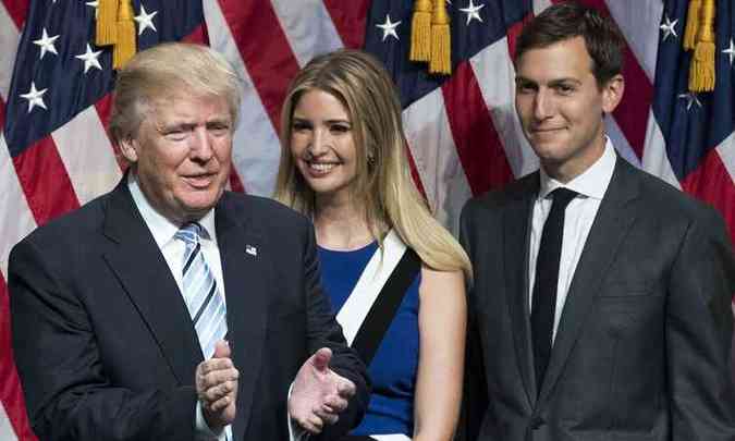 Foto tirada em 16 de julho de 2016 mostra o ento candidato presidencial republicano Donald Trump, sua filha Ivanka Trump e seu marido Jared Kushner em um evento em Nova York(foto: AFP / GETTY IMAGES NORTH AMERICA / Drew Angerer )