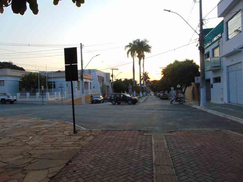 A imagem mostra um cruzamento entre ruas asfaltadas e de paraleleppedos 