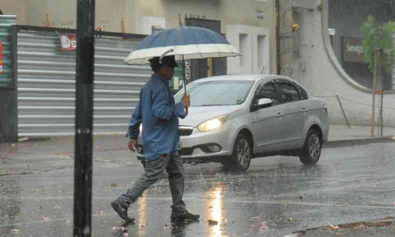 Imagem de uma pessoa andando sob a chuva