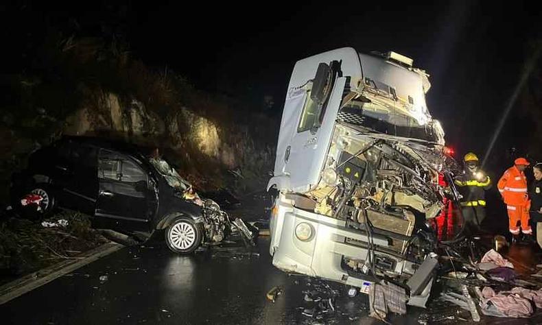 batida entre carro, carreta e caminho-tanque na BR-381