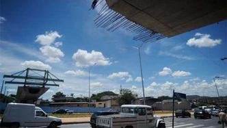 As obras do BRT em dois trechos: na Avenida Pedro I, viaduto pela metade e poucos operários trabalhando. Na Avenida Antônio Carlos, uma obra no meio do trânsito pesado (foto: Leandro Couri/EM/D.A PRESS) As obras do BRT em dois trechos: na Avenida Pedro I, viaduto pela metade e poucos operários trabalhando. Na Avenida Antônio Carlos, uma obra no meio do trânsito pesado (foto: Leandro Couri/EM/D.A PRESS)