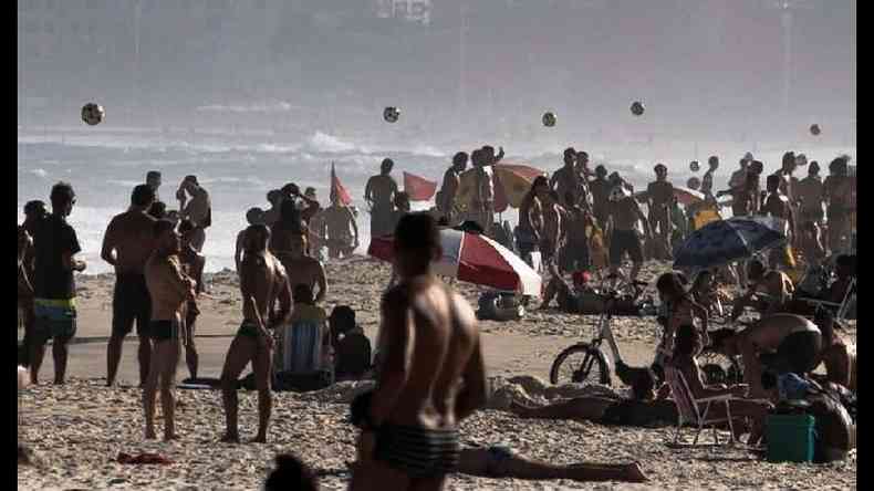 Praias do Brasil tm ficado constantemente lotadas mesmo com recomendaes de distanciamento social(foto: EPA)