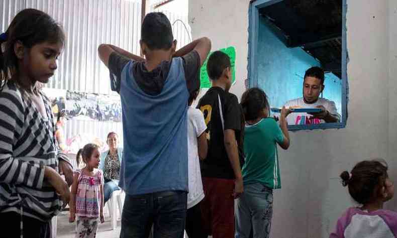 Crianas fazem fila em abrigo para tomar caf da manh em Tijuana, no Mxico(foto: Guillermo Arias/AFP )