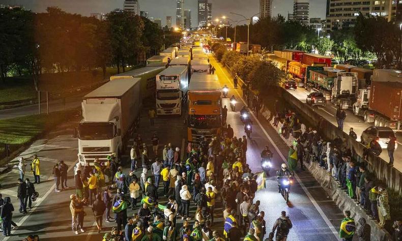 Caminhoneiros apoiadores do presidente Jair Bolsonaro (PL) seguem com protesto e bloqueio na rodovia Castello Branco