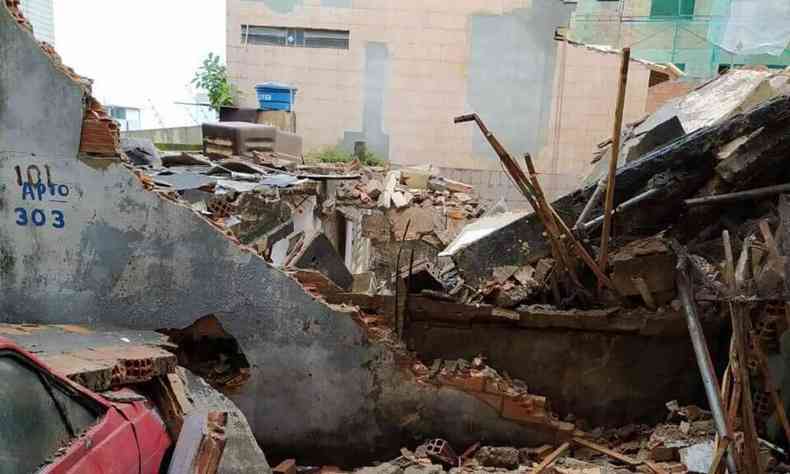 Prdio desaba em Contagem e atinge garagem de edifcio vizinho