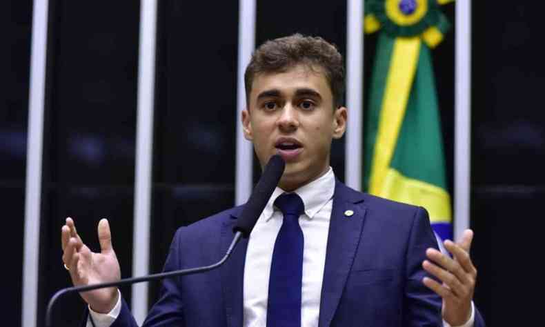 Nikolas Ferreira abre os braos em pulpito do planalto, na Cmara dos Deputados