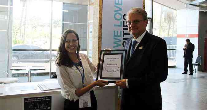 Prefeito Marcio Lacerda (PSB) recebe o prmio ganhou por Belo Horizonte(foto: Divulgao/WWF-Brasil)