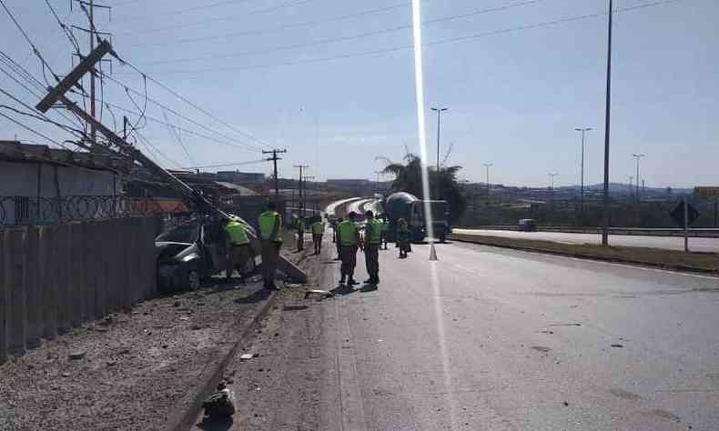 Motorista perdeu o controle, bateu em um poste e a estrutura caiu sobre o carro(foto: Guarda Civil de Contagem/Divulgao)