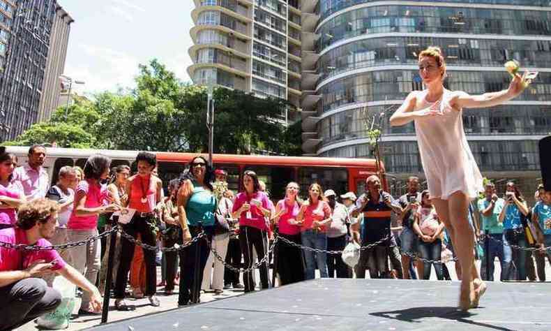 Apresentao de bailarina chamou ateno do pblico(foto: Veronica Manevy/Imprensa MG/Divulgao)