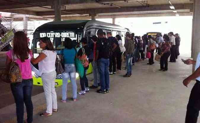 A maioria dos passageiros escolheu a linha que faz o trajeto direto sem parar em estaes(foto: Edsio Ferreira/EM/D.A.Press)