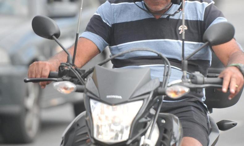 Imagem de um motocicleta com antenas de proteo contra linhas cortantes