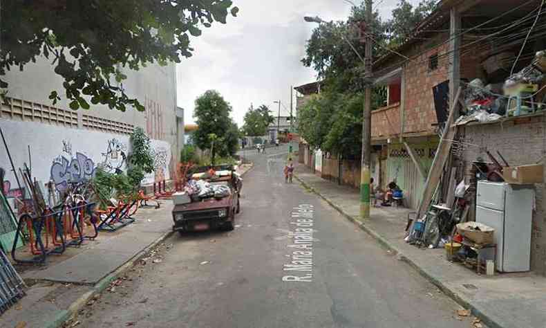 Desgovernado, carro desceu a Rua Maria Anlia de Melo e bateu(foto: Reproduo da internet/Google Maps)