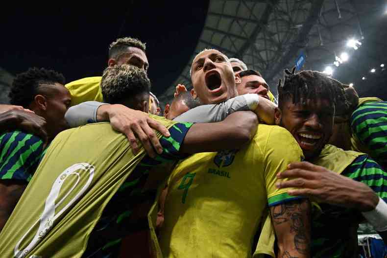 Jogadores da Seleo Brasileira comemoram o primeiro gol da vitria por 2 a 0 sobre a Srvia, na estreia do Mundial. Resultado  positivo, mas ainda  cedo para cravar o time de Tite como favorito ao hexa