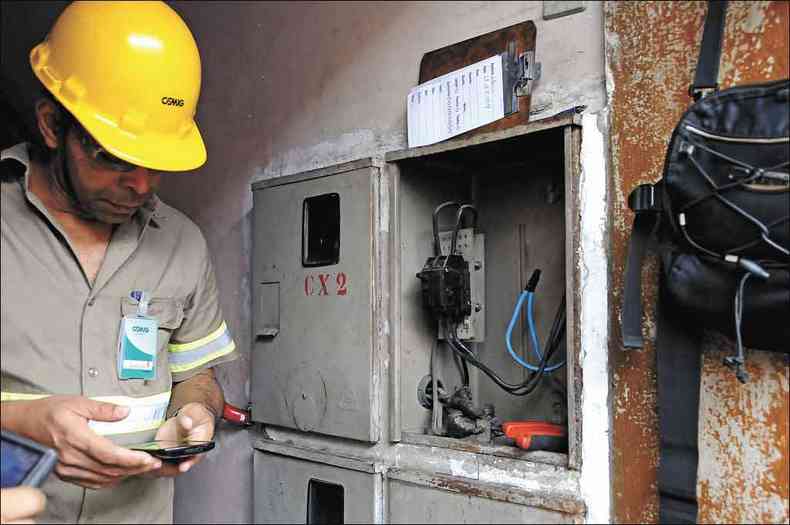 Agentes verificam instalação elétrica no Hipercentro de BH e descobrem ligação de rede sem relógio para marcar consumo(foto: Paulo Filgueiras/EM/D.A Press)