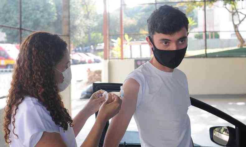 Lucas Machado, que passou por infeco da COVID-19 no ano passado, recebeu a primeira dose ontem com esperana de volta  normalidade(foto: Leandro Couri/EM/D.A Press)