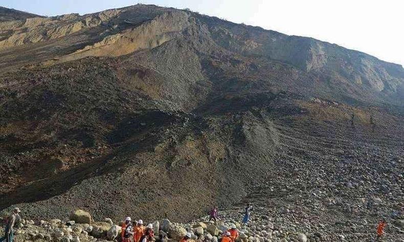 Segundo ONGs ecologistas, dezenas de pessoas morreram nos �ltimos meses como consequ�ncia de pequenos deslizamentos de terra(foto: AFP PHOTO / AFP / STR )