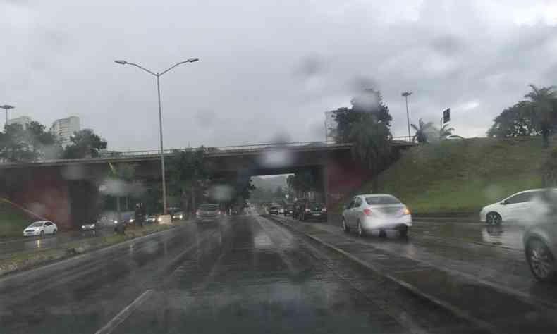 Chuva na regio do Belvedere na manh desta quarta-feira(foto: Edsio Ferreira/EM/D.A Press)