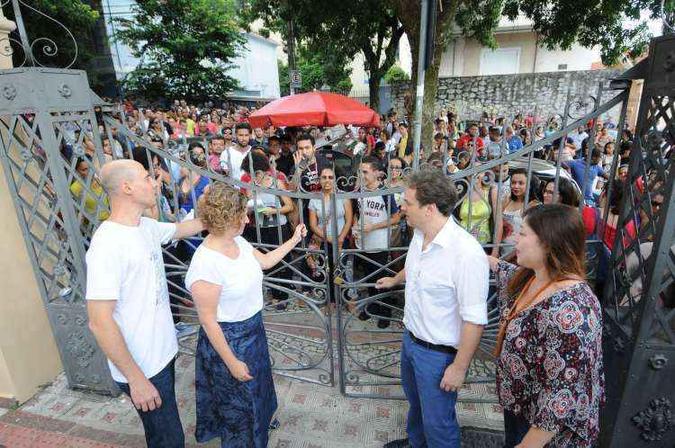 Representantes das instituições de ensino superior e do maior grupo de mídia de Minas Gerais abrem os portões para a seletiva que vai indicar os ganhadores de 50 bolsas(foto: Gladyston Rodrigues/EM/D.A Press) Representantes das instituições de ensino superior e do maior grupo de mídia de Minas Gerais abrem os portões para a seletiva que vai indicar os ganhadores de 50 bolsas(foto: Gladyston Rodrigues/EM/D.A Press)