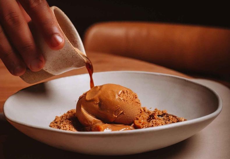 Affogato com sorvete de caramelo salgado, doce de leite e paoca de baru la matta 