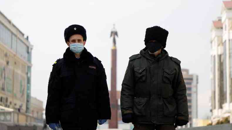 Russos com máscaras, em foto de 2020