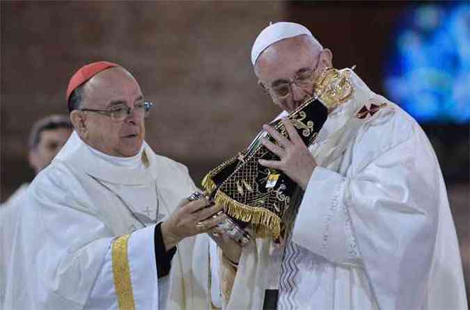 Francisco beijou imagem de Nossa Senhora Aparecida(foto: AFP PHOTO / BRAZIL PHOTO PRESS / Adriano LIMA )