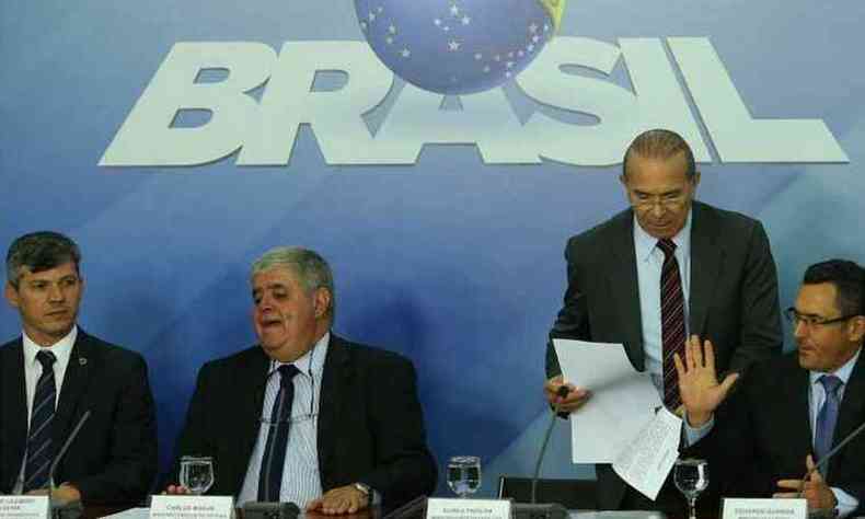  Valter Campanato/Agncia Brasil (foto: Ministros anunciaram o acordo aps reunio de quase sete horas com as lideranas dos caminhoneiros)