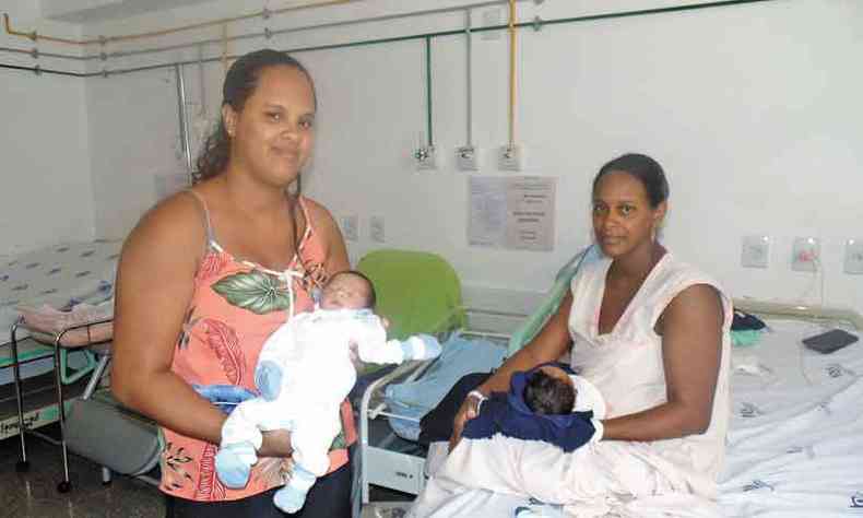 Jessica e Sueli com os bebs Gustavo e Enzo: encontro surpresa na maternidade(foto: Luiz Ribeiro/EM/D.A Press)