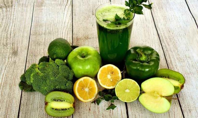 Apesar da individualidade e das necessidades especiais de cada indivíduo, existem nutrientes primordiais básicos que são amplamente recomendados pelos profissionais de saúde(foto: Marijana/Pixabay ) brócolis, suco verde, limão, kiwi...