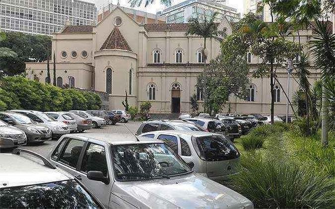 Estacionamento ocupa �rea em volta da igreja e, segundo Patrim�nio, reduz a visibilidade do templo(foto: Juliana Flister/Esp. EM/D.A Press)
