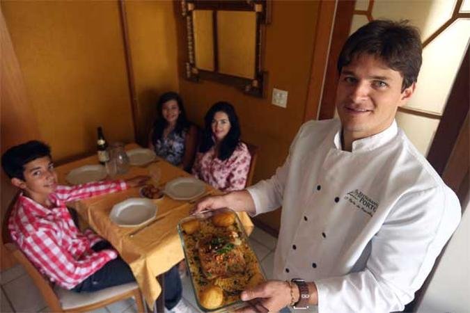 Leonardo Duarte contratou 20 funcionários extras para atender as mamães e seus filhos (foto: Leandro Couri/EM/D.A Press) Leonardo Duarte contratou 20 funcionários extras para atender as mamães e seus filhos (foto: Leandro Couri/EM/D.A Press)