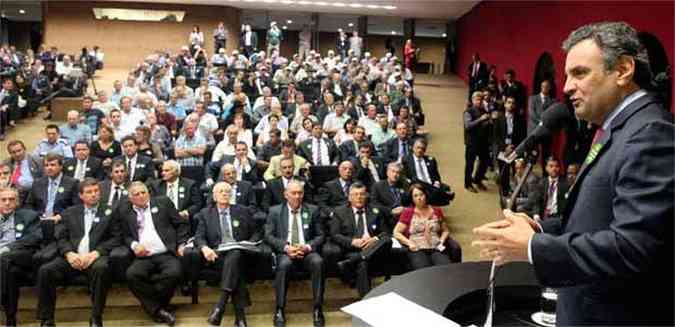 Acio, que nessa tera-feira falou a empresrios, negou que haja tenso interna para antecipar a candidatura, mas aceita a proposta se houver consenso no partido (foto: George Gianni/EM/D.A PRESS)