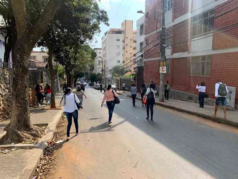 Passageiros tiveram de descer de seus nibus no trevo de Bolvedere e tomar as ruas do Sion para seguir rua Panam e rua Colmbia