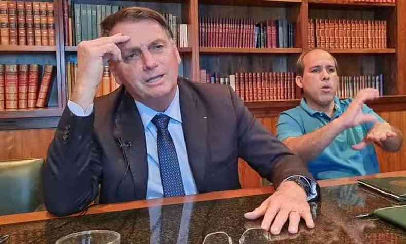 Presidente Jair Bolsonaro (sem partido) e intrprete de libras em live desta quinta-feira (22/7)(foto: Reproduo/Youtube)