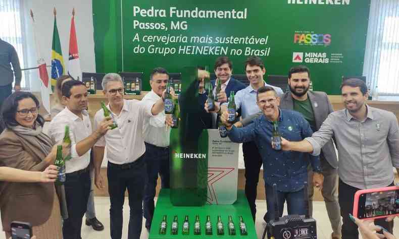 Zema, executivos da Heineken e outras autoridades fazem brinde com a garrafa verde de Heineken zero