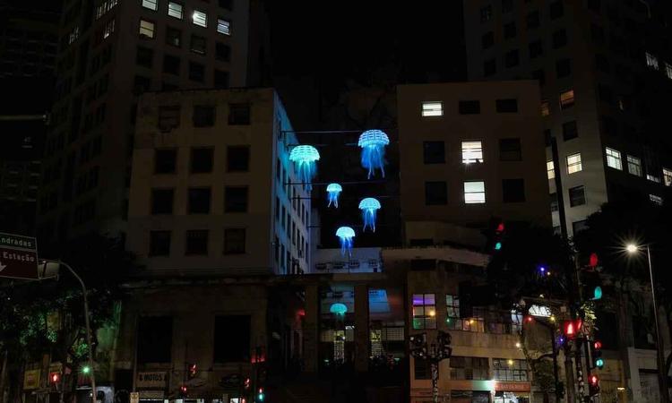 Medusas de luz coloridas suspensas no ar entre dois edifcios no Centro de Beag

