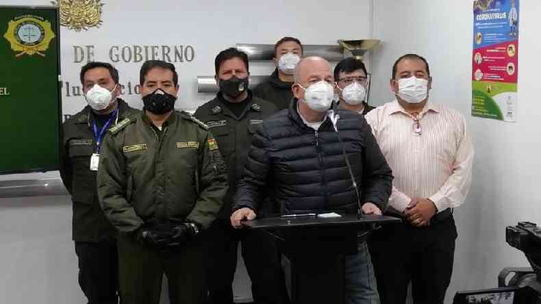 Autoridades de segurana apresentaram suspeito de cometer crime a jornalistas(foto: ABI)