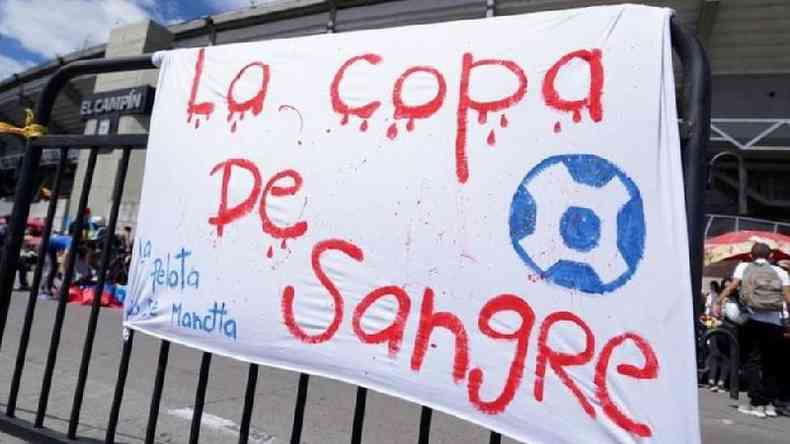 Cartaz na Argentina critica a realizao de competio de futebol no pas, em meio ao pior perodo da pandemia de covid-19(foto: Reuters)
