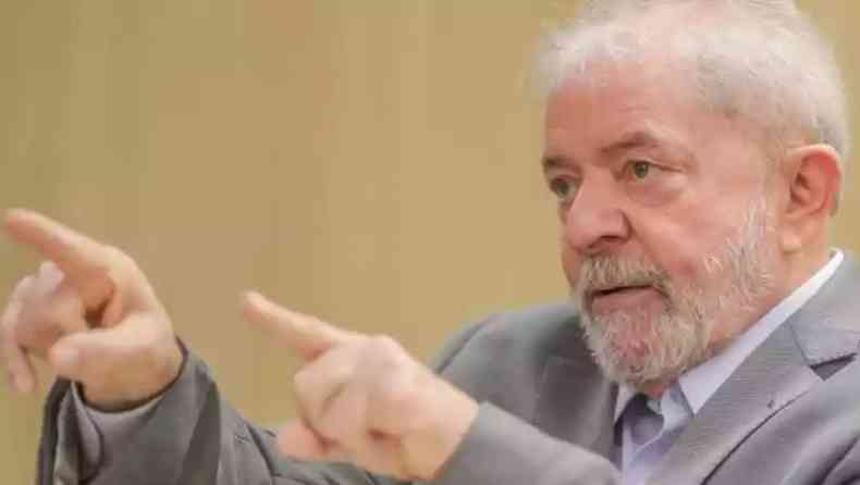 Lula apontando os dedos para o lado enquanto fala