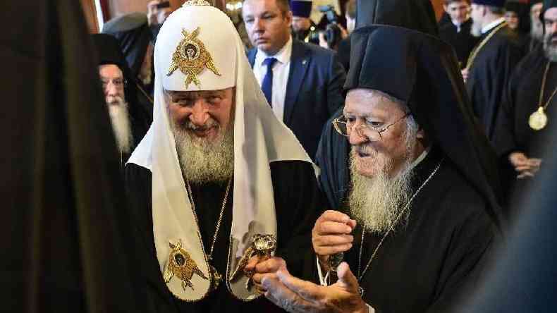 Sacerdotes com indumentria crist ortodoxa